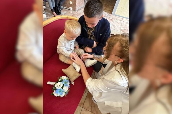 C'est son fils qui a passé la bague au doigt d'Amandine, un geste symbolique en l'absence de celui qui est désormais son mari.