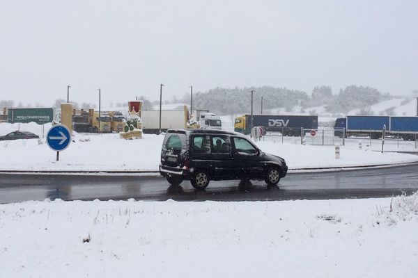 Les camions (+de 7T5) sont bloqués au rond-point des Fangeas en attendant la levée d'interdiction de la préfecture de la Haute-Loire.