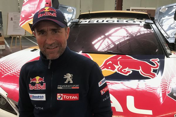 Stéphane Peterhansel, vainqueur du Dakar 2017 à Trémery en visite chez PSA