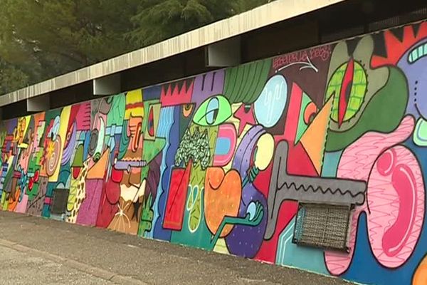 La fresque a demandé une quarantaine d'heures de travail.