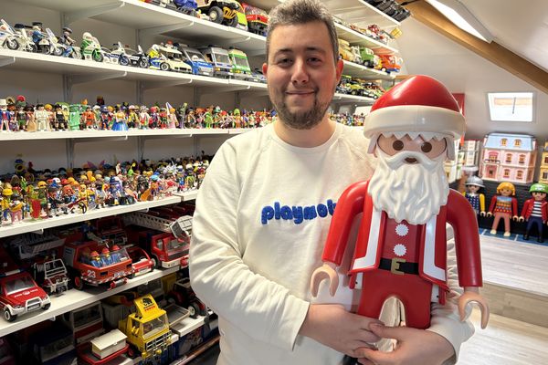 Yoan collectionne les Playmobil depuis ses 4 ans. Son compte Instagram dédié est le plus suivi au monde dans la catégorie. 