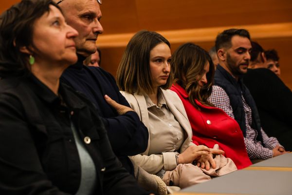 Les parents ainsi que les trois frères et sœurs de Victorine Dartois sur les bancs de la cour d'assises de l'Isère le 25 novembre 2024.