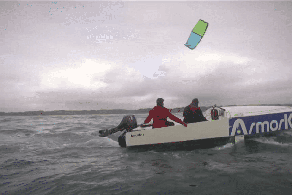 Tracté par l'aile de kite-surf, l'AK-650 de l'ArmorKite n'a pas de quille.