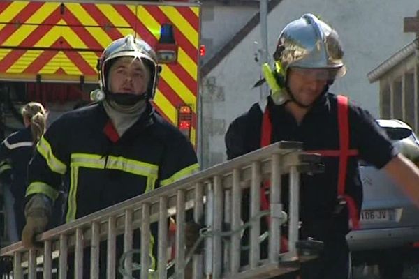 Les pompiers de la Nièvre à Châteauneuf-Val-de-Bargis, le 21 avril 2017.