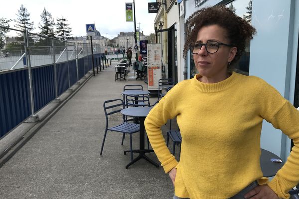 Karima, manager d'un restaurant de l'autre côté du Pont Anne-de-Bretagne, espère que la fermeture de la circulation amènera plus de piétons vers son établissement.