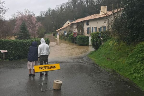 Les inondations dues à la crue de la Vonne s'approchent des maisons à Celle-l'Evescault dans la Vienne