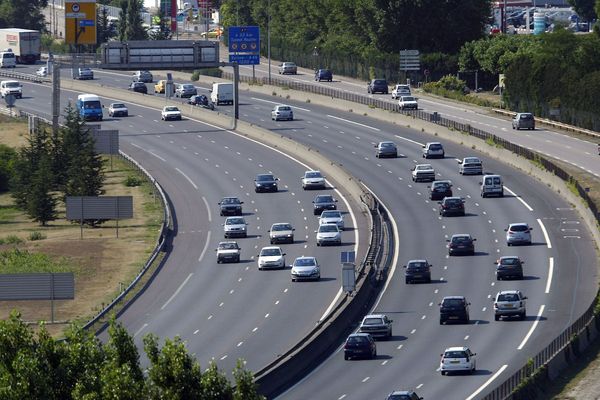 Quinze territoires, parmi lesquels Lyon, Clermont-Ferrand, Grenoble et Saint-Etienne, se sont engagés lundi 8 octobre à créer ou renforcer des "zones à faibles émissions" (ZFE) polluantes.