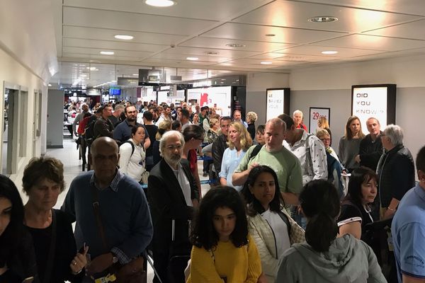 La file d'attente s'est allongée car les contrôles ont duré à l'aéroport de Bordeaux Mérignac.