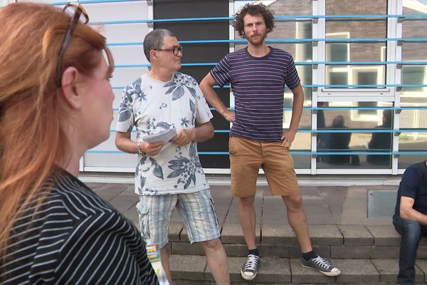 Séverine Véziès, candidate NFP-LFI, en campagne avec son équipe le 18 juin 2024 dans le quartier de Plaonoise à Besançon (Doubs).