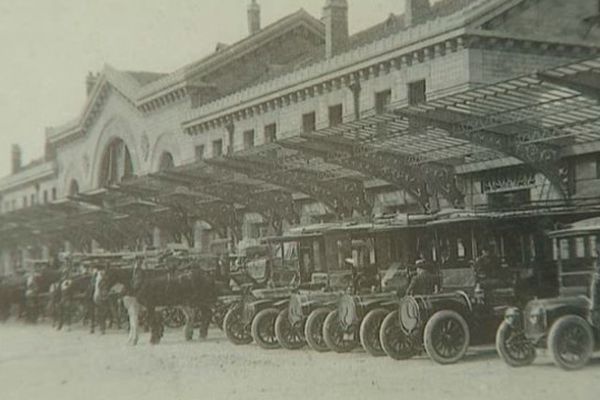 A la Belle Epoque, les curistes, les élégantes et les grandes fortunes d'Europe se croisaient à la gare de Châtel-Guyon, station thermale du Puy-de-Dôme.
