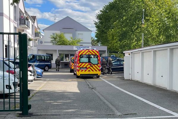 Il était 17h30 ce mardi lorsque les pompiers et le Samu ont été appelés à la caserne du PSIG d'Ensisheim pour secourir un gendarme blessé par balle.