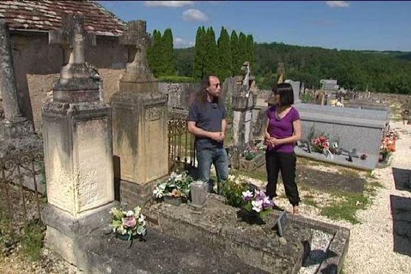 Devant la tombe d'Antoine de Tounens Roi d'Araucanie. A Tourtoirac en Dordogne.