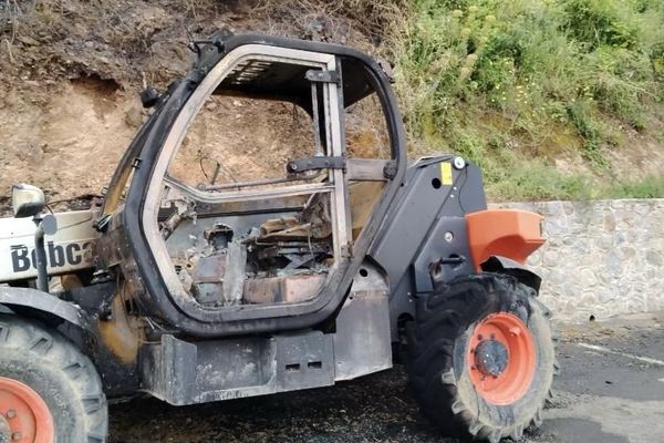 Un engin de levage télescopique a été incendié.