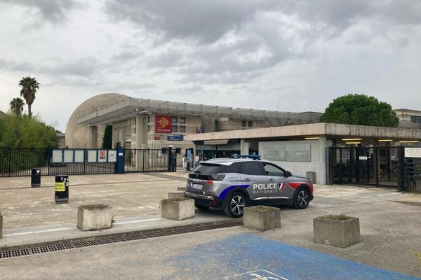 Des menaces deux jours d'affilée au lycée Jean Monnet de Montpellier. ce mardi 17 octobre, les 1700 élèves et les personnels de l'établissement ont de nouveau été évacués. Les démineurs sont sur place.