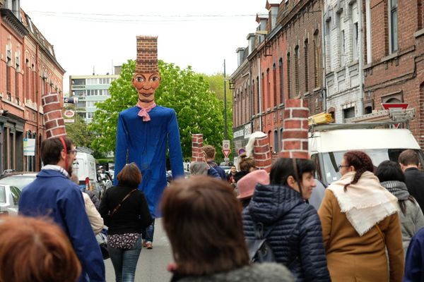 Au terme de la journée du 1er mai, un défilé de géants en bleus de travail est organisé à Roubaix (Nord).