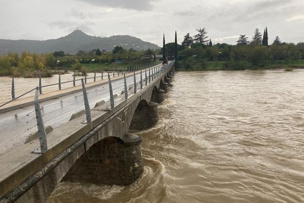 Ce mercredi au niveau du pont de Sampzon, le niveau de l'Ardèche est haut en raison des fortes pluies.