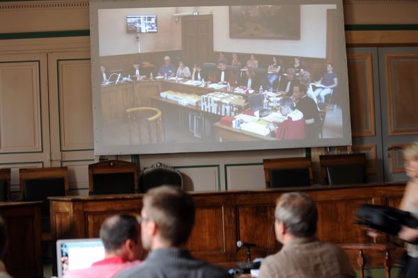 Au troisième jour d'audience, le huis clos dans le procès du meurtrier présumé d'Agnès Marin a été levé partiellement. La Cour d'Assises pour mineurs du Puy-en-Velay a autorisé le public a assisté à une partie des débats dans une salle annexe.