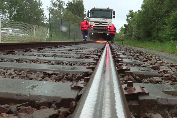 SNCF réseau procède au meulage des rails sur les lignes TER fermées le temps du confinement en Loire-Atlantique et Vendée pour vérifier les dispositifs de sécurité