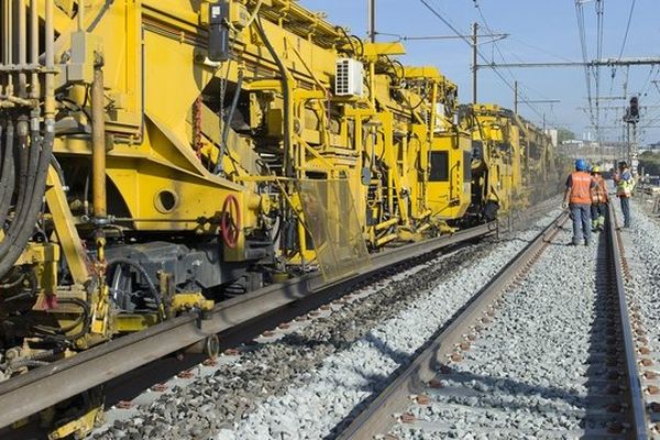 Un train de renouvellement des voies ferrées