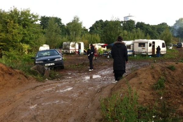 Un camp de Roms à Croix. 