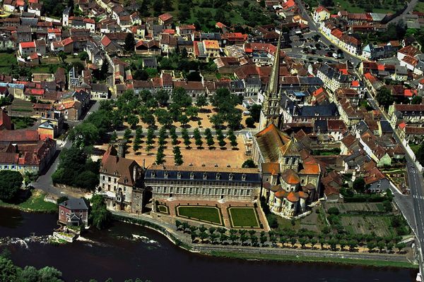 La commune de Saint-Savin et son abbaye vues du ciel (Archives)