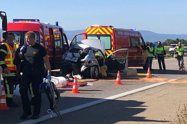 L'accident a fait deux morts et trois blessés graves selon les pompiers.