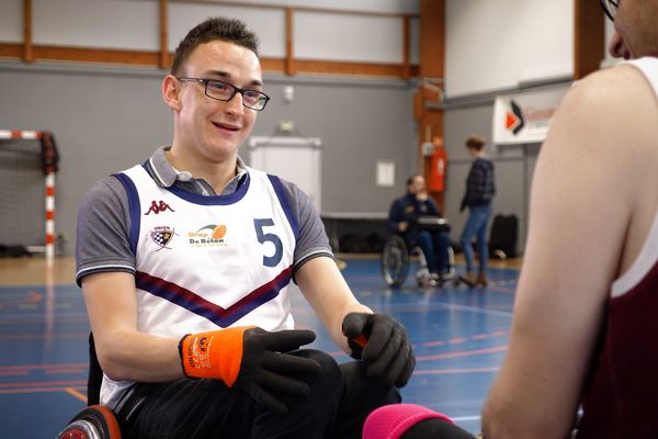 Tanguy Coureau teste le rugby fauteuil.