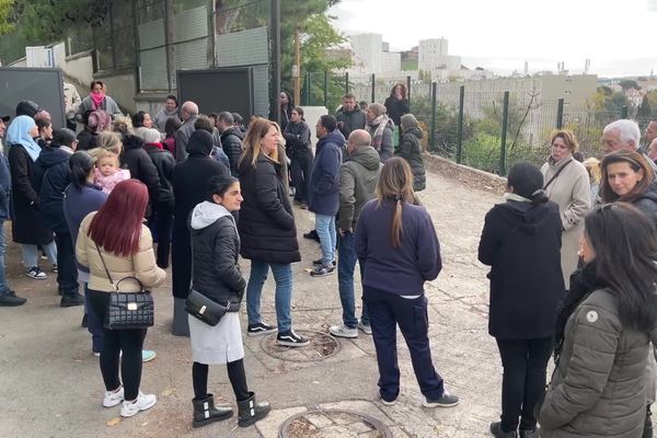 Une centaine de parents d'élèves rassemblés, ce lundi 25 novembre, réclament le redémarrage des travaux dans cette école de la cité de La Castelle.