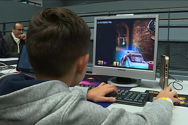 Lors de RE-PLAY, week-end consacré aux jeux vidéo anciens, le "rétro gaming", la question de la violence s'est invitée au festival de Mouans-Sartoux.