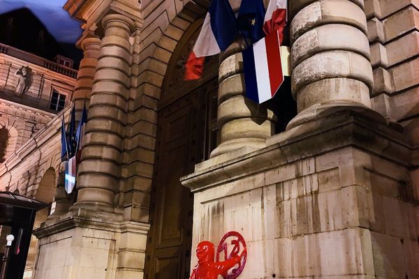 La sculpture a été installée devant les portes du Sénat à Paris