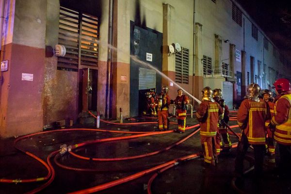 L'incendie a entièrement détruit la boulangerie. 