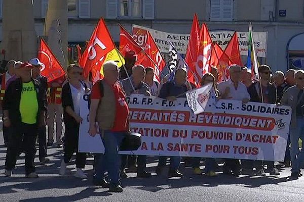 Quelques retraités manifestent à Bourges (Cher)