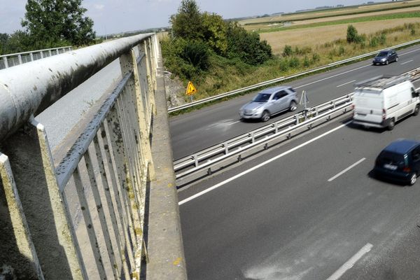 Une Allemande de 59 ans a été tuée par des gravats jetés depuis cette passerelle sur l'A2, à Havrincourt.