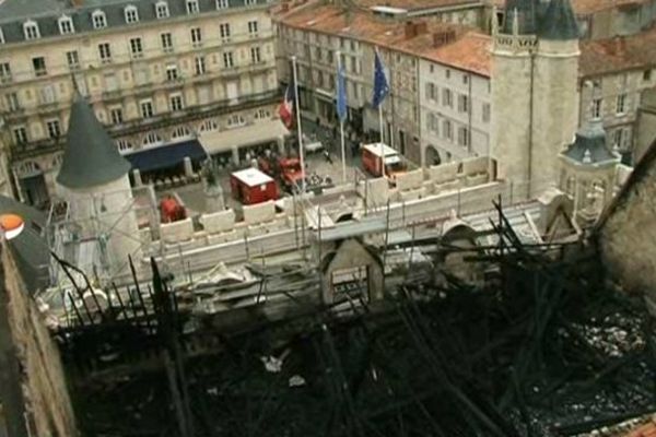 L'hôtel de ville de La Rochelle après l'incendie du 28 juin 2013.