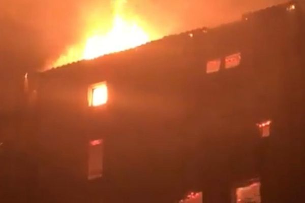 Un immeuble d'habitation collective a pris feu dans le centre de Cordes-sur Ciel dans le Tarn, juste à côté de la maison du Grand Veneur, classé monument historique.