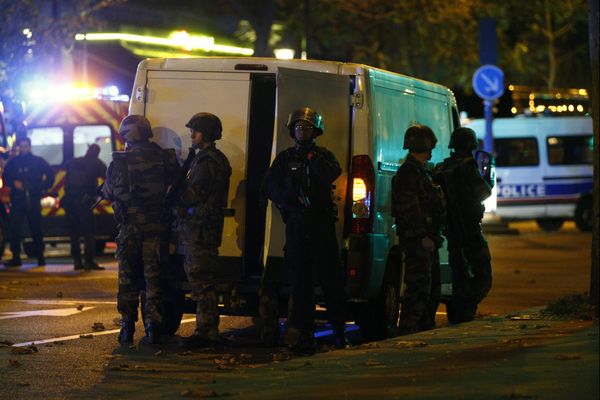 Des forces de l'ordre positionnées près du Bataclan à Paris