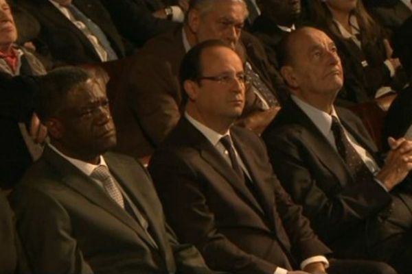 Deux présidents, l'ancien et l'actuel, côte à côte lors de la remise du prix de la fondation Chirac au docteur Mukwege ( à gauche de François Hollande sur la photo)