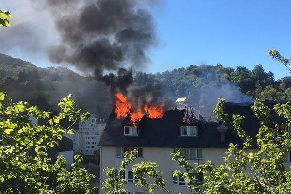 L'incendie s'est déclaré à l'avant-dernier étage d'une résidence du centre-ville de Lourdes.