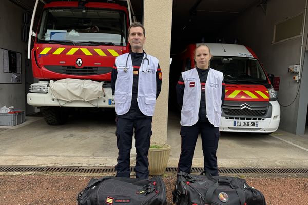 Des médecins arrivent, d'autres s'en vont