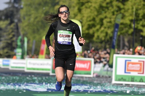 Clémence Calvin a couru le marathon de Paris le 14 avril après la levée de sa première suspension par le Conseil d'Etat.