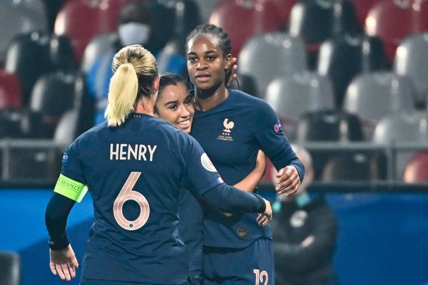 L'attaquante des Bleues Marie-Antoinette Katoto félicitée par ses coéquipières après avoir marqué un but lors du match qualificatif pour l'Euro 2022 entre la France et l'Autriche à Guingamp - 27/11/2020