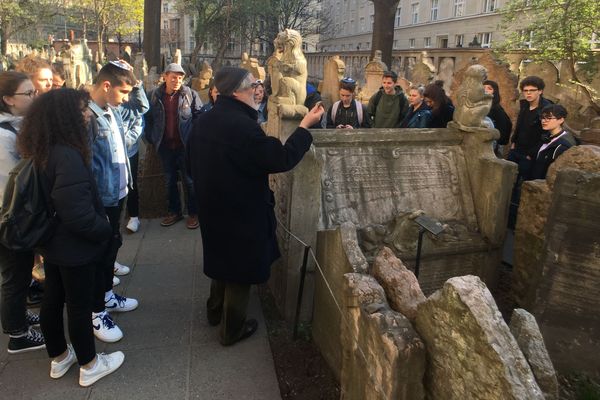 Les élèves du lycée de La Communication de Metz visitent le vieux cimetière juif de Prague