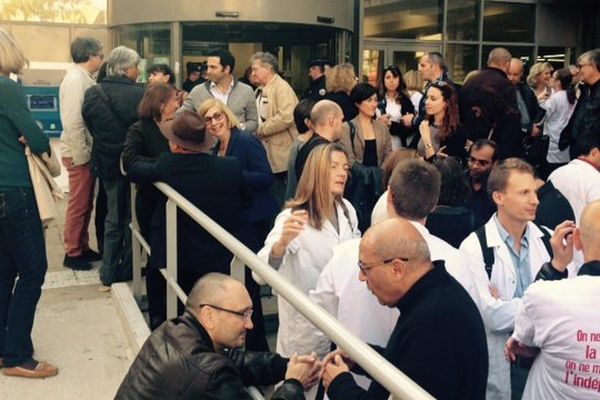 Une centaine de membres de professions libérales manifeste devant la CPAM à Montpellier - 13 novembre 2015