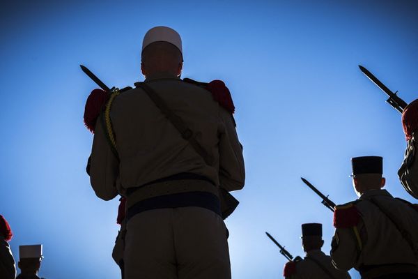 La victime effectuait une formation professionnelle de maintenance sur les véhicules au sein de la 13e Demi-brigade de la Légion étrangère (DBLE), sur le camp militaire du Larzac à La Cavalerie.