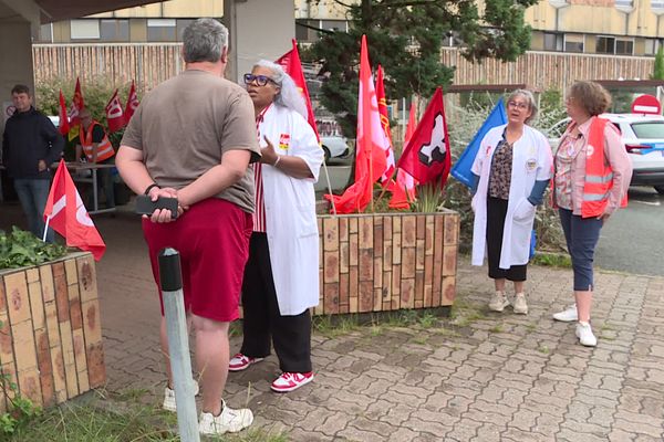 Depuis l'annonce du plan de redressement par la direction en mars, l'intersyndicale (CGT, CFDT, FO) manifeste régulièrement aux portes du centre hospitalier de Dax.