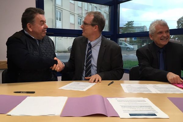 Le professeur Olivier Bouchy (à gauche) a signé la convention avec l'Agence Régionale de Santé du Grand-Est et la faculté de médecine de Nancy.