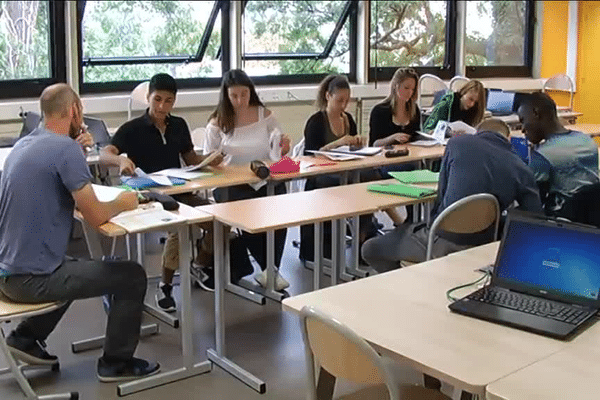 Un petit groupe d'anciens "décrocheurs" au micro-lycée de Talence