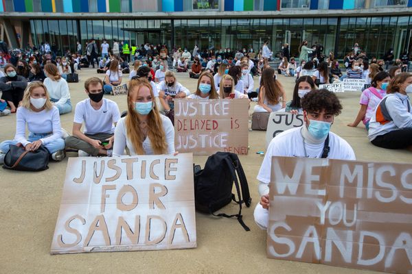 Des étudiants de l'université de Louvain, rassemblés pour réclamer justice "pour Sanda", étudiant belge d'origine africaine, décédé lors d'un bizutage en 2018.