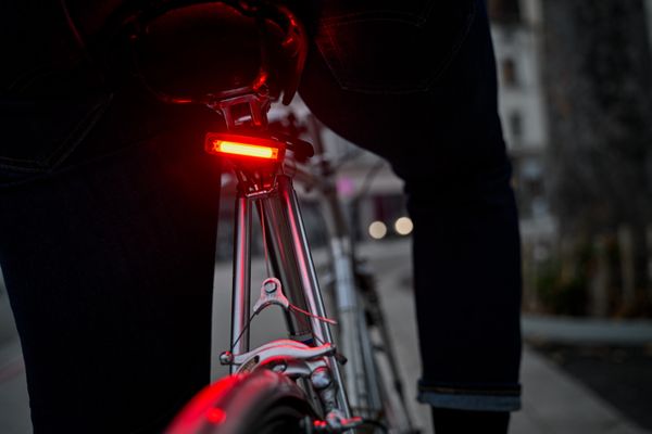 Un éclairage à l'avant et un éclairage à l'arrière au minimum sont obligatoires sur un vélo la nuit.