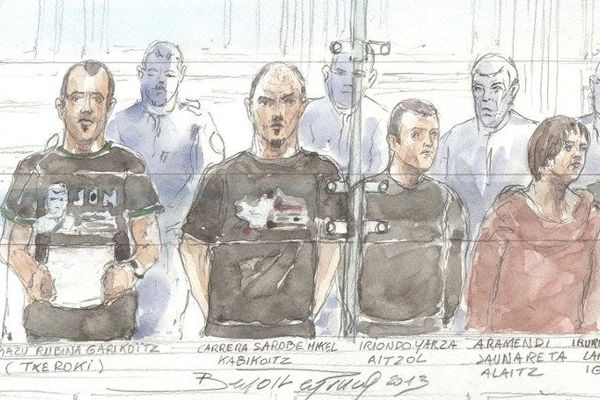 croquis du tribunal :  Mikel Garikoitz Aspiazu Rubina alias "Txeroki", Carrera Sarobe Mikel Kabikoitz, Iriondo Yarza Aitzol, Aramendi Jaunareta Alaitz et Irureitagoyena Lanz Luis Ignacio lors de leur procès avec cinq autres suspects à un tribunal pénal spécial à Paris. 